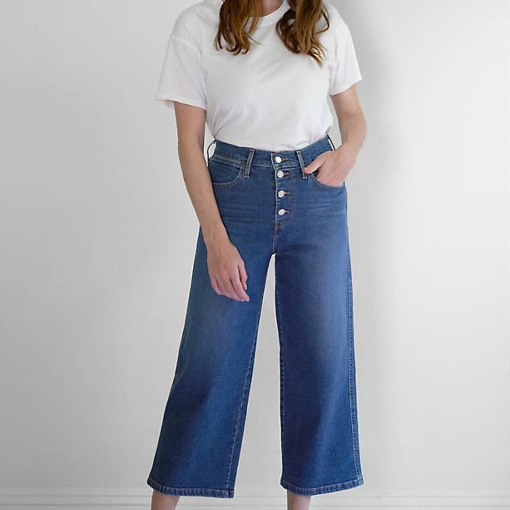 FINAL🚨DONATING SOON‼️ Levi’s High Waist Wide Leg Crop